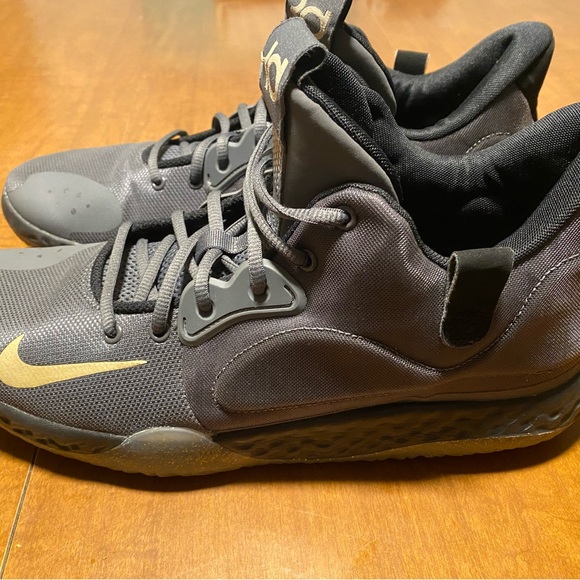NIKE AT1200-003
KD Trey 5 VII 'Dark Grey Metallic Gold' - Picture 3 of 6